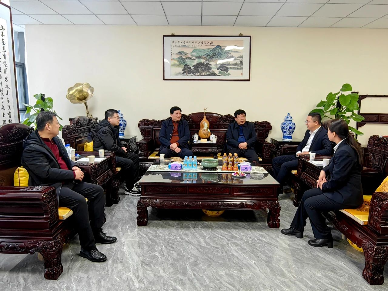 滄縣總工會(huì)蒞臨海江集團(tuán)慰問集團(tuán)勞模工匠